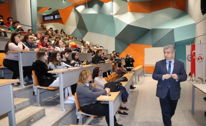 İzmir’de korona virüsü semineri: “53 bin kişi iyileştirildi, olağanüstü çaba gösteriliyor”