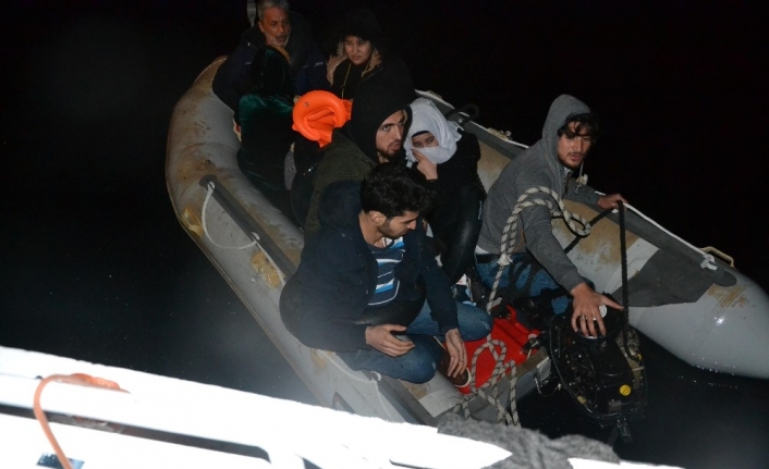 İzmir’de motoru bozulan bottaki 9 göçmen kurtarıldı