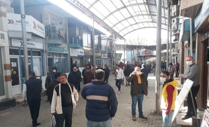 İzmir’de nakliyeciler sitesindeki kalabalık tehlike saçıyor