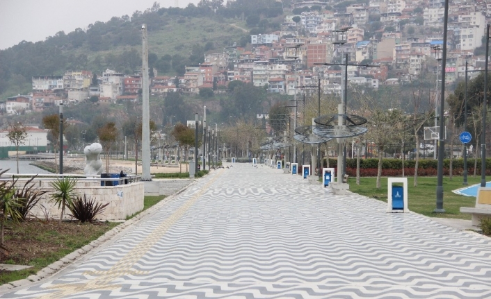 İzmir’de sahil ve pazar yerleri boş kaldı