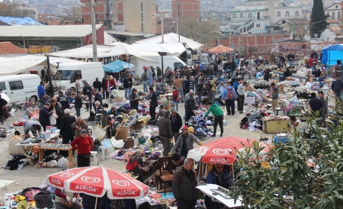 İzmir’de yaşlılar yasağa rağmen pazarlara çıktı