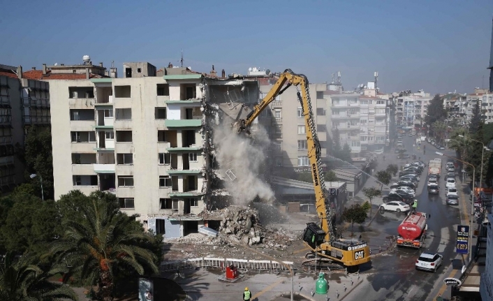 İzmir’deki yatık binalarda yıkım başladı