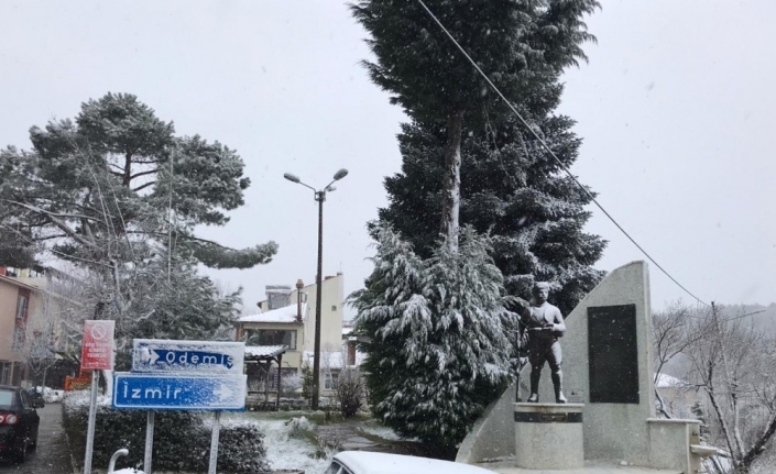 İzmir’e Mart ayında kar sürprizi