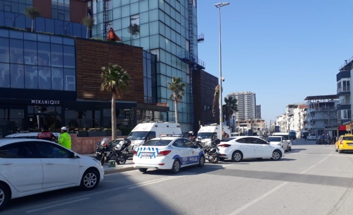 İzmir’in Bornova ilçesinde elinde silahlı AVM’ye giren bir kişi nedeniyle alışveriş merkezi boşaltıldı. İçeriden silah sesleri gelirken, bölgeye çok sayıda polis ekibi sevk edildi.
