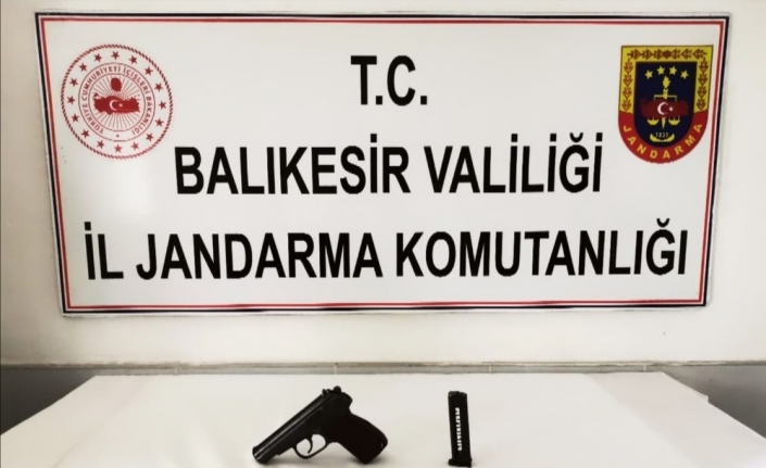 Jandarma ekiplerini görünce silahını tarlaya attı