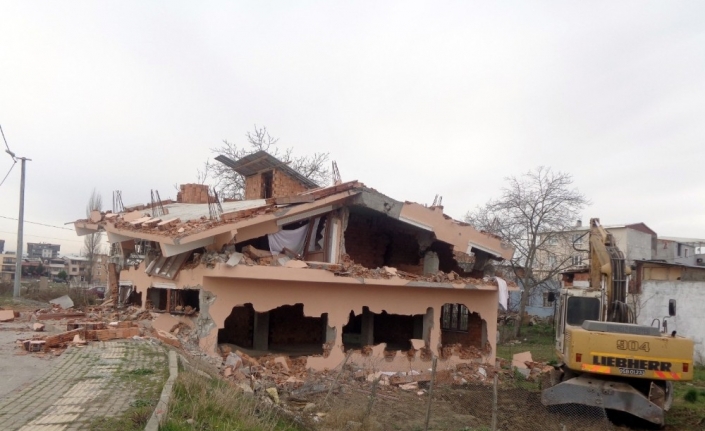 Kaçak eve balyoz