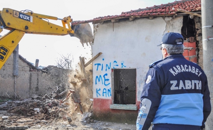 Karacabey’de tehlike arz eden metruk binalar yıkılıyor