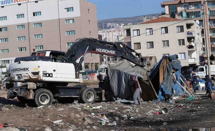 Karşıyaka’da yıkım operasyonu: Hurdacı çadırları kaldırıldı