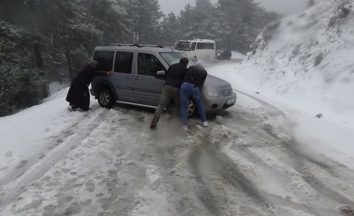 Kazdağları’nda kar yağışı mahsur bıraktı