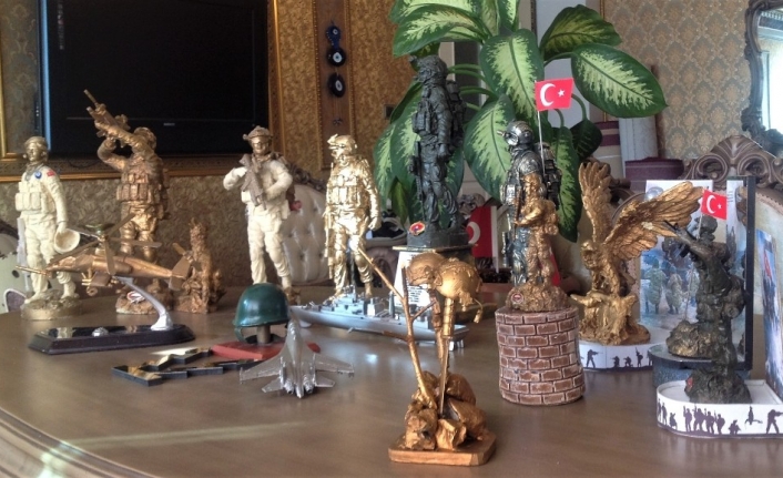 Korona virüsü salgını sebebiyle kaldığı evinde 54 biblo heykel yaptı