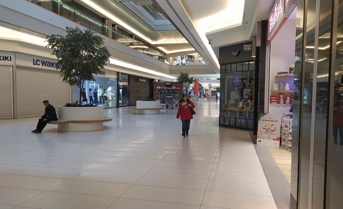 Mağazaların yüzde 90’ı kapandı, AVM’ler kapatmıyor