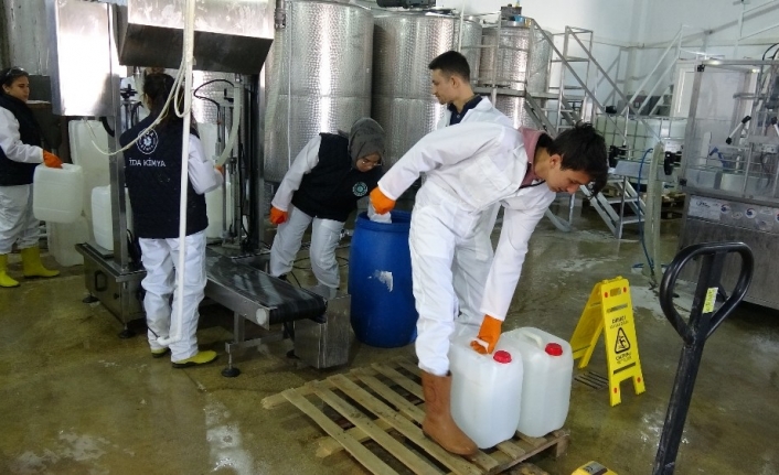 Meslek liseli öğrenciler korona virüse karşı gece gündüz Türk malı dezenfektan üretiyor
