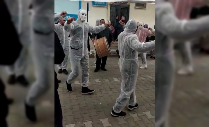 Ne düğünden vazgeçtiler ne de tedbir almaktan...