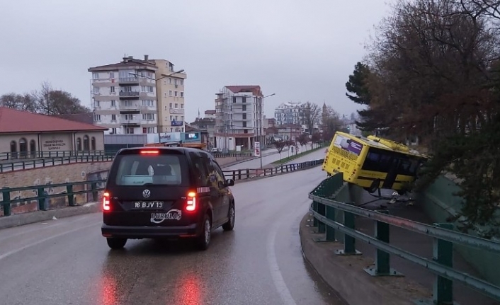 Otobüs köprülü kavşaktan aşağıya düştü