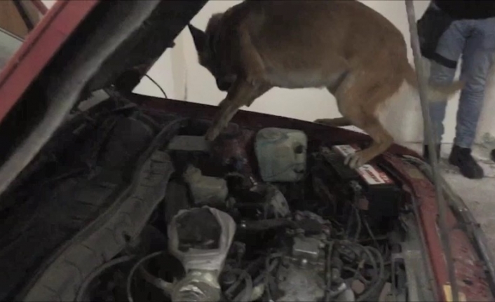 Otomobilin motoruna zulalanmış uyuşturucu böyle bulundu