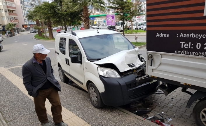 Park halindeki araca çarpıp kaçtı