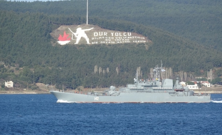 Rus savaş gemisi, 2 Türk sahil güvenlik botu refakatinde Çanakkale Boğazı’ndan geçti