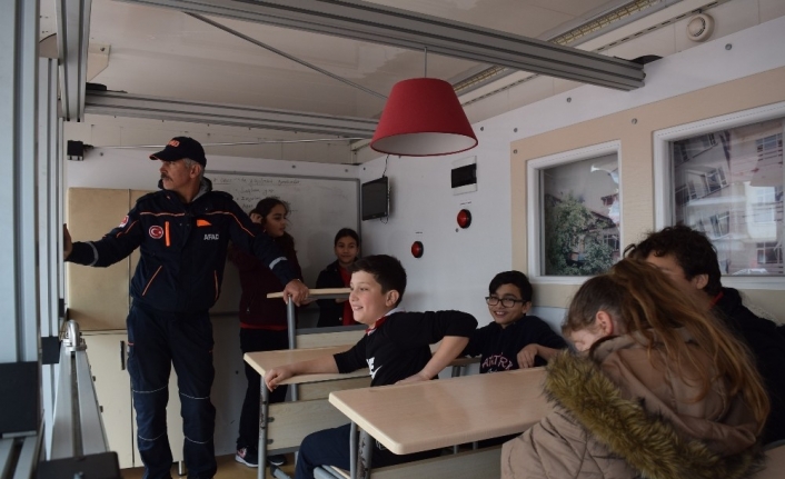 Simülasyon tırında depremi birebir yaşadılar