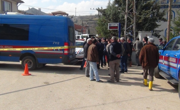 Süt toplayan kamyonetin altında kaldı