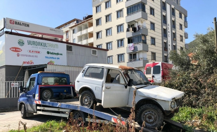 Terk edilmiş hurda araçlar kaldırılıyor