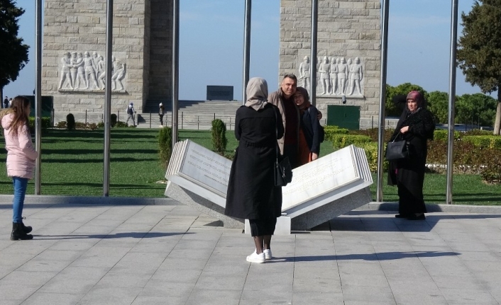 Tören iptaline rağmen 18 Mart’ta Şehitler Abidesi’ni yalnız bırakmadılar