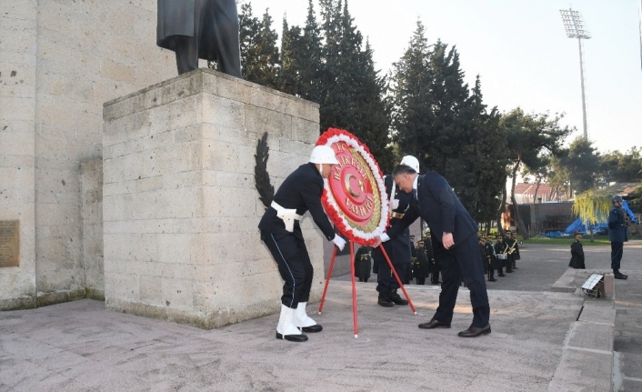 Vali Yazıcı’dan Çanakkale şehitleri için çelenk