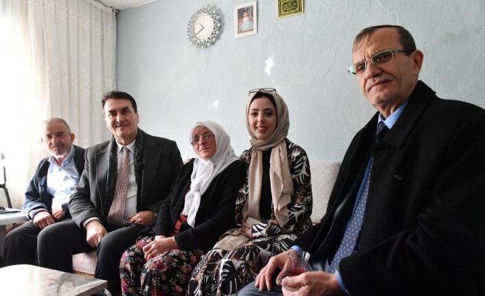 Yaşlı çifti mutlu eden sürpriz ziyaret