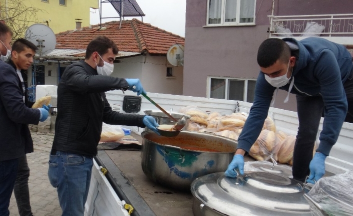 Yaşlılar evden çıkmasın diye muhtar yemek yapıp, kapı kapı dağıtıyor