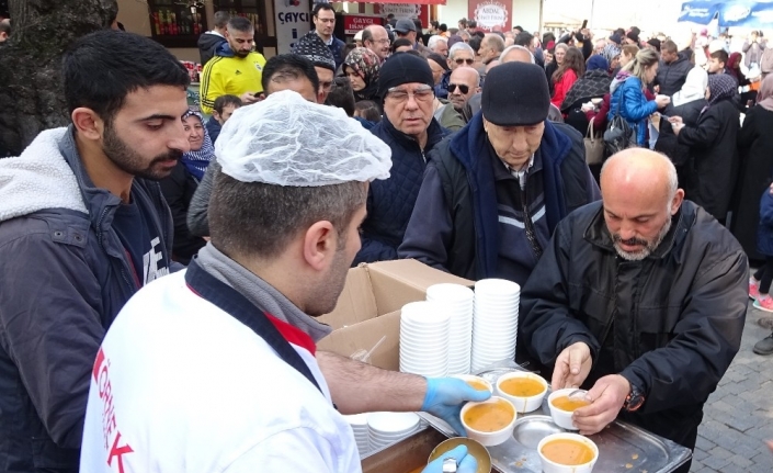 Yılda bir defa pişen çorbadan içmek için yüzler metre kuyruk oluşturdular