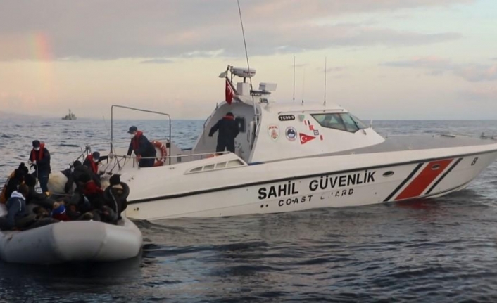 Yunan unsurları tarafından ölüme terk edilen göçmenler sahil güvenlik tarafından kurtarıldı