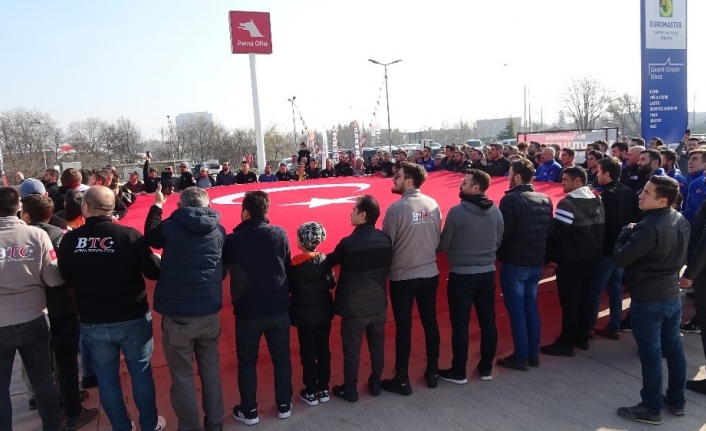Yüzlerce otomobil şehitler için konvoy yaptı