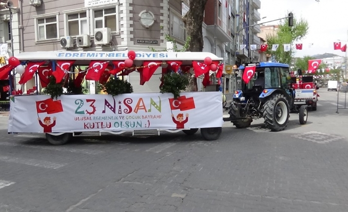 23 Nisan coşkusu, sokağa çıkma kısıtlamasına rağmen balkonlarda yaşandı