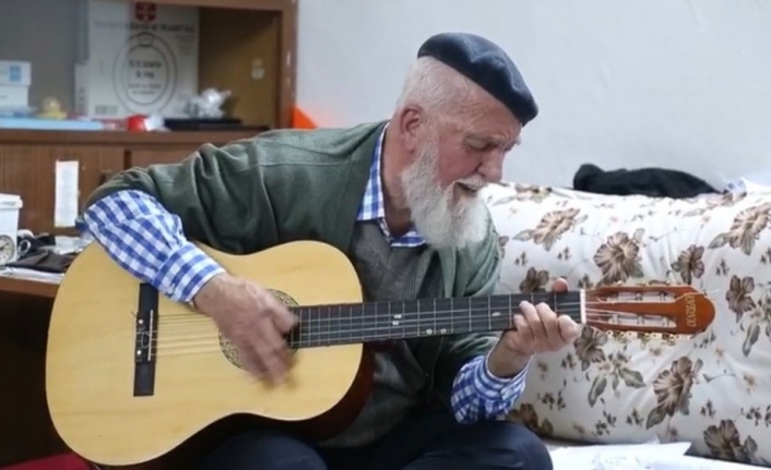 73 yaşındaki gitaristten "Evde kal Türkiye" şarkısı