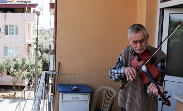 76 yaşındaki huzurevi sakininden balkon konseri