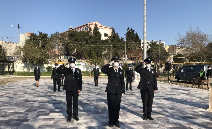 Ayvacık’ta sosyal mesafeli çelenk töreni