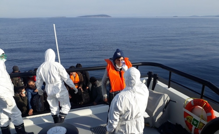 Ayvalık’ta 28 düzensiz göçmen Yunan sahil güvenliğin elinden kurtarıldı