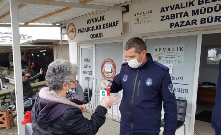 Ayvalık’ta pazarda maskesi olmayanlara maske dağıttılar