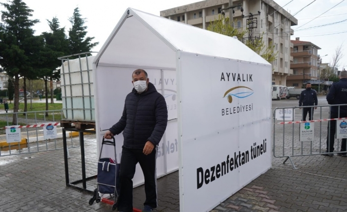 Ayvalık’ta pazarlara dezenfektan tüneli