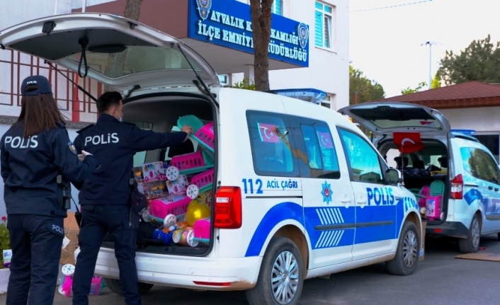 Ayvalık’ta polis ekipleri çocukları unutmadı