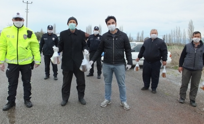 Balıkesir’de arıcılardan görev yapan polislere ballı destek