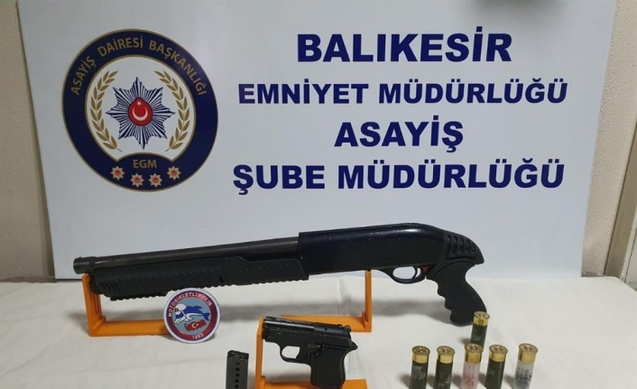 Balıkesir’de polis 5 silah ele geçirdi