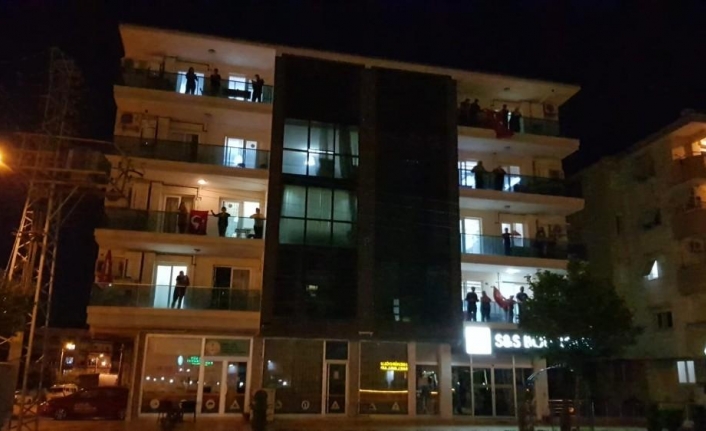 Balkonlara çıkan vatandaşlar hep bir ağızdan şarkı söyledi