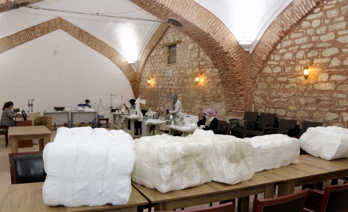 Başkanın eşi maske dikerek destek oluyor