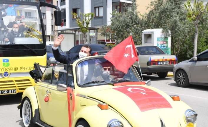 Bayram coşkusunu balkonlarında yaşadılar