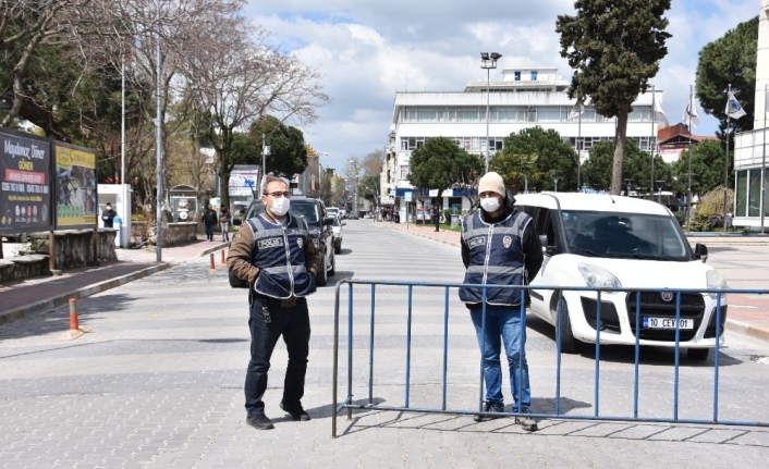 Bu ilçede iki kişinin işyeri önünde sohbet etmesi yasaklandı