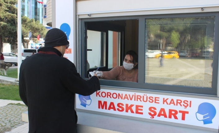 Burhaniye’de Belediye Maske Dağıtım Noktası kurdu