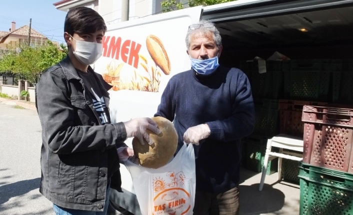 Burhaniye’de kapı kapı ekmek dağıtan fırıncılar takdir topladı