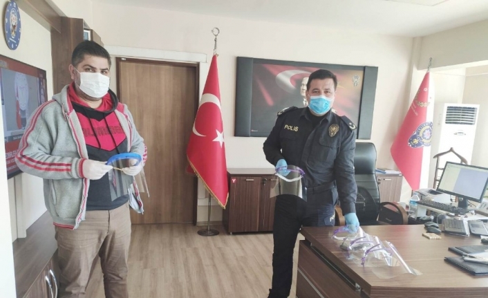 Burhaniye’de öğretmenler polisler için siperlikli maske üretti