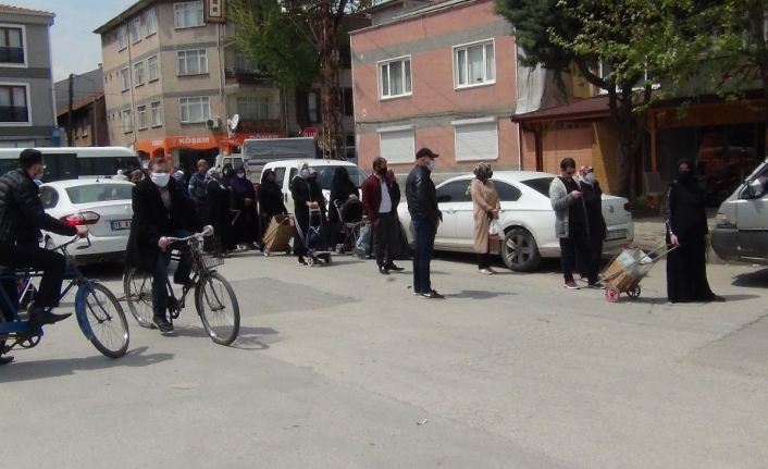 Bursa’da vatandaşlar pazara akın etti