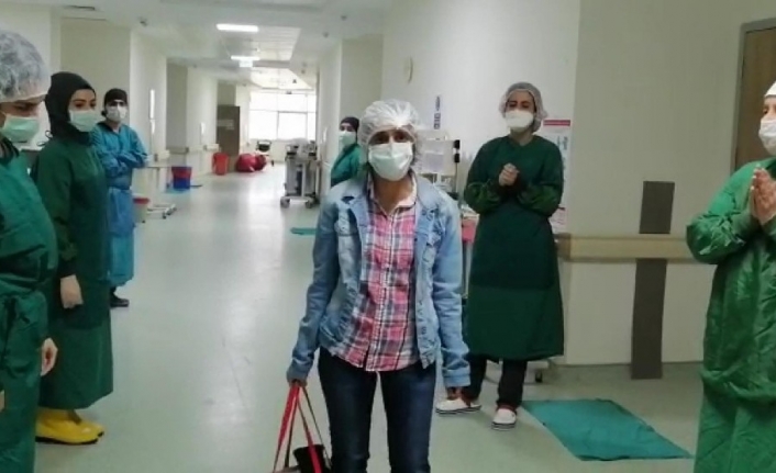 Bursalı hemşire 7 günlük tedavinin ardından taburcu oldu